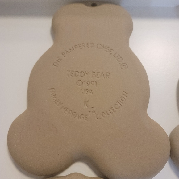 Pampered chef 1991 set of 4 teddy bear holding a heart clay cookie molds. - Picture 4 of 6